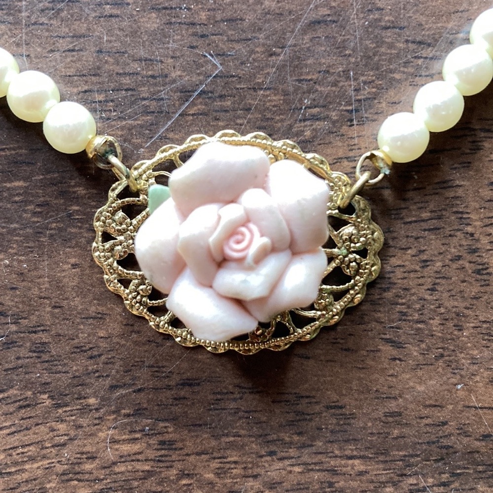 1928 Beautiful Vintage porcelain Rose necklace.  Goes with matching earrings.